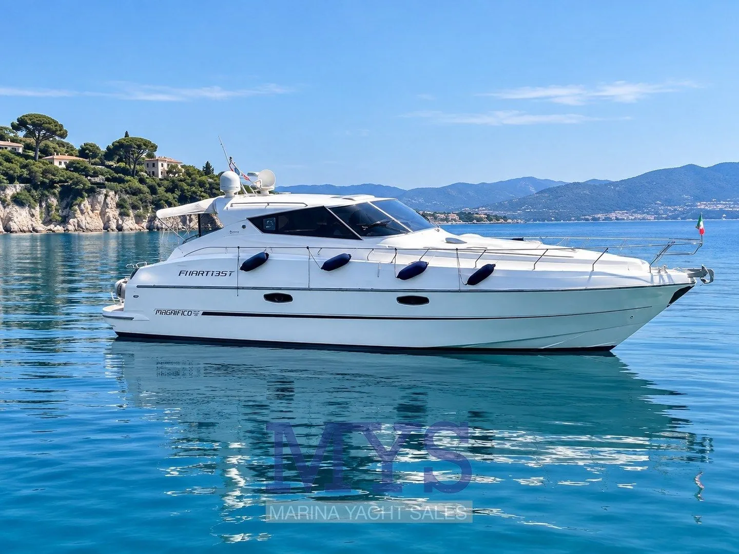 Weiße Primatist G 46 Aero Top Pininfarina in Seitenansicht auf dem Wasser