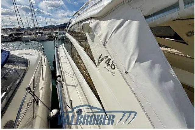 Princess V48 am Liegeplatz, Außenansicht des angebotenen Bootes 5