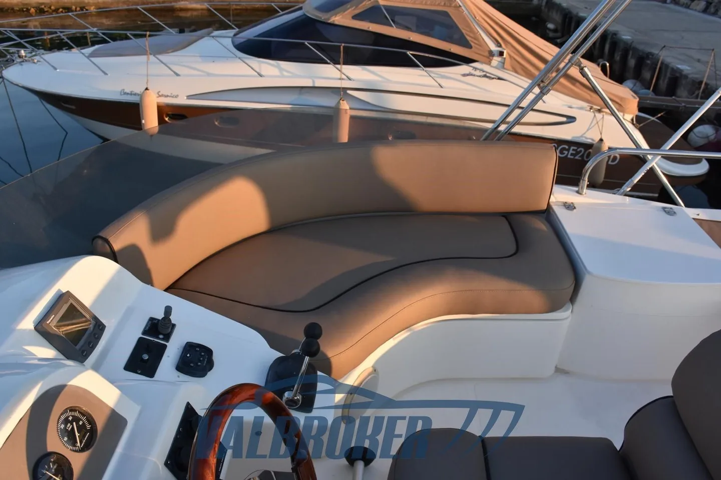 Sealine F 37 in Fahrt aus Dreiviertelansicht, Foto des 2004er Angebots