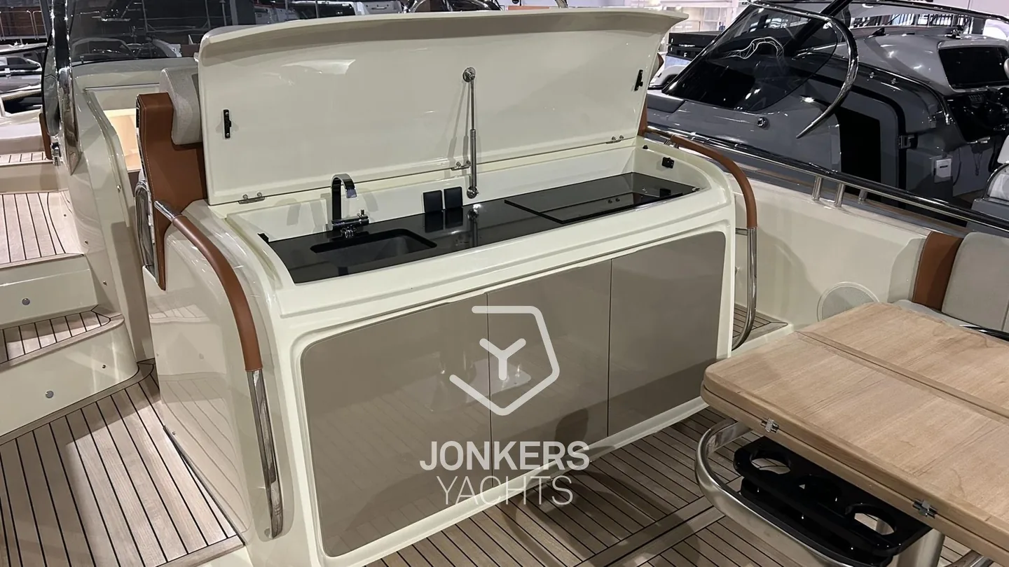 Deckbereich der Invictus GT370 aus dem Batoo-Inserat 2024