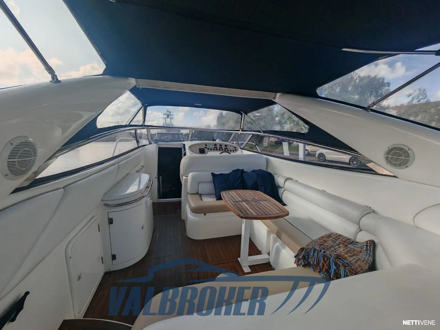 Offenes Cockpit der Sunseeker Superhawk 48