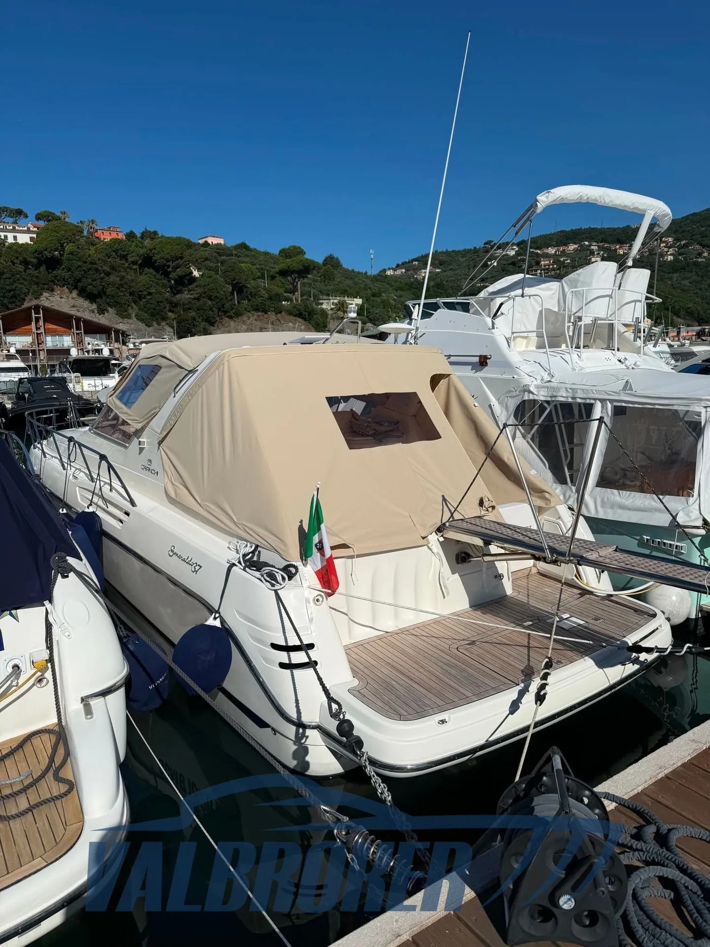 Heck einer Cranchi Smeraldo 37 mit beigem Camperverdeck und Gangway