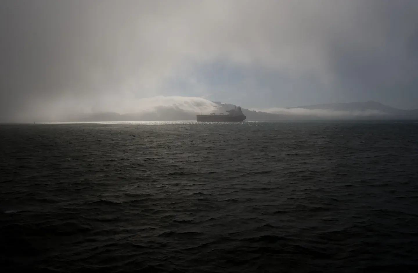 Frachtschiff im Nebel der Bucht von San Francisco