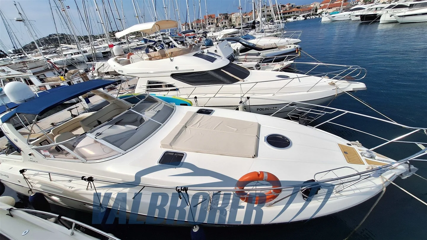 Vorschiff der Cranchi Smeraldo 37 von oben in einer Marina