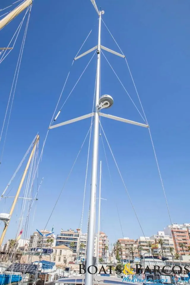 Mast und stehendes Gut einer festgemachten Bavaria C42 unter blauem Himmel