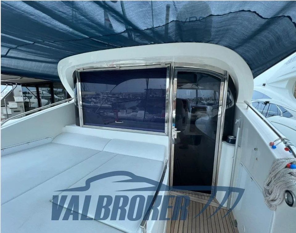 Achterliches Cockpit mit Sonnenliege und Salontür der Primatist G 46