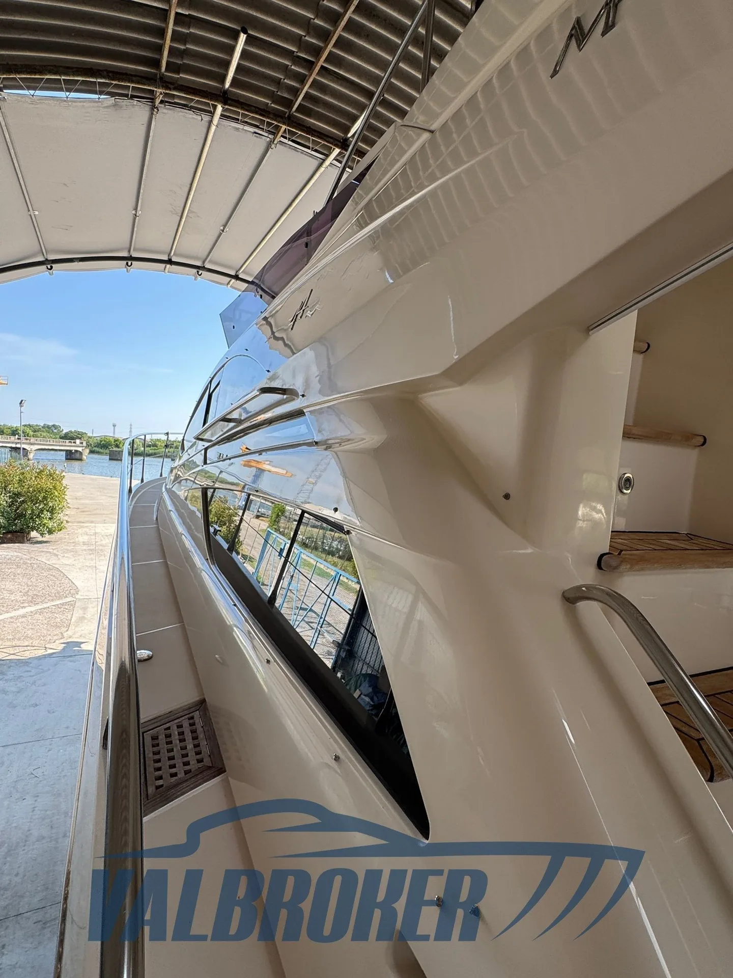 Pont extérieur d’un Rodman Muse 44