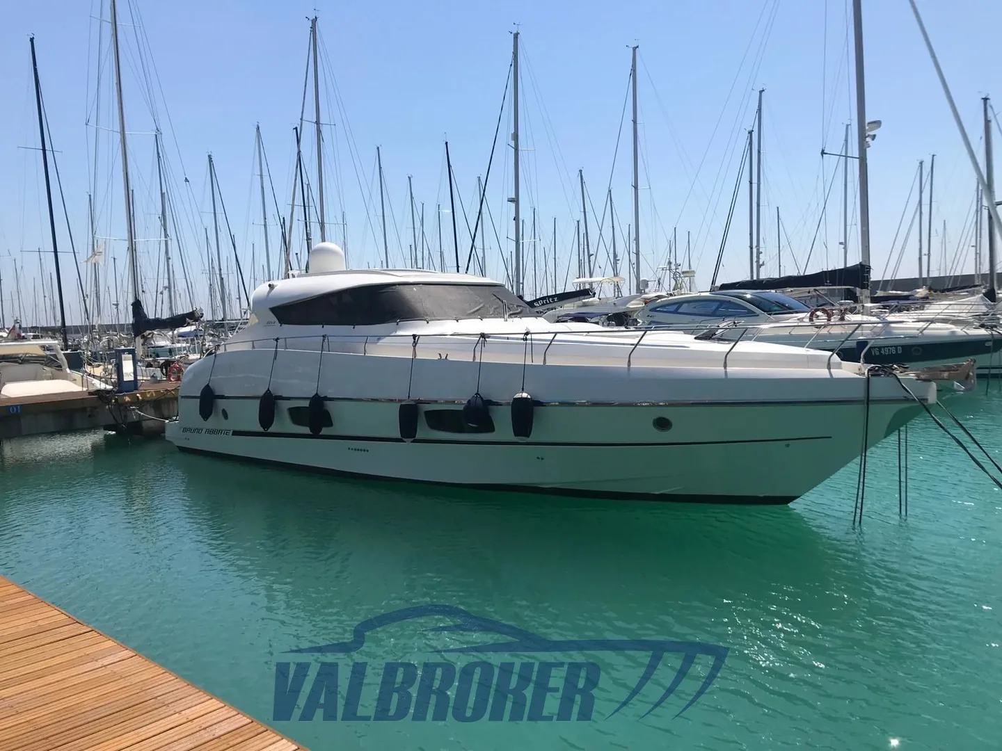 Seitenprofil einer Primatist G 53 im Yachthafen
