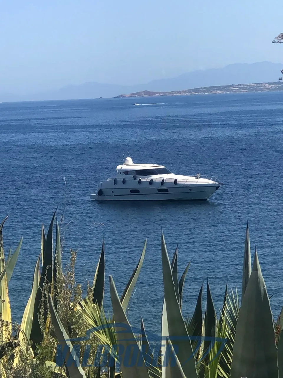 Primatist G 53 vor Anker von der Küste aus gesehen