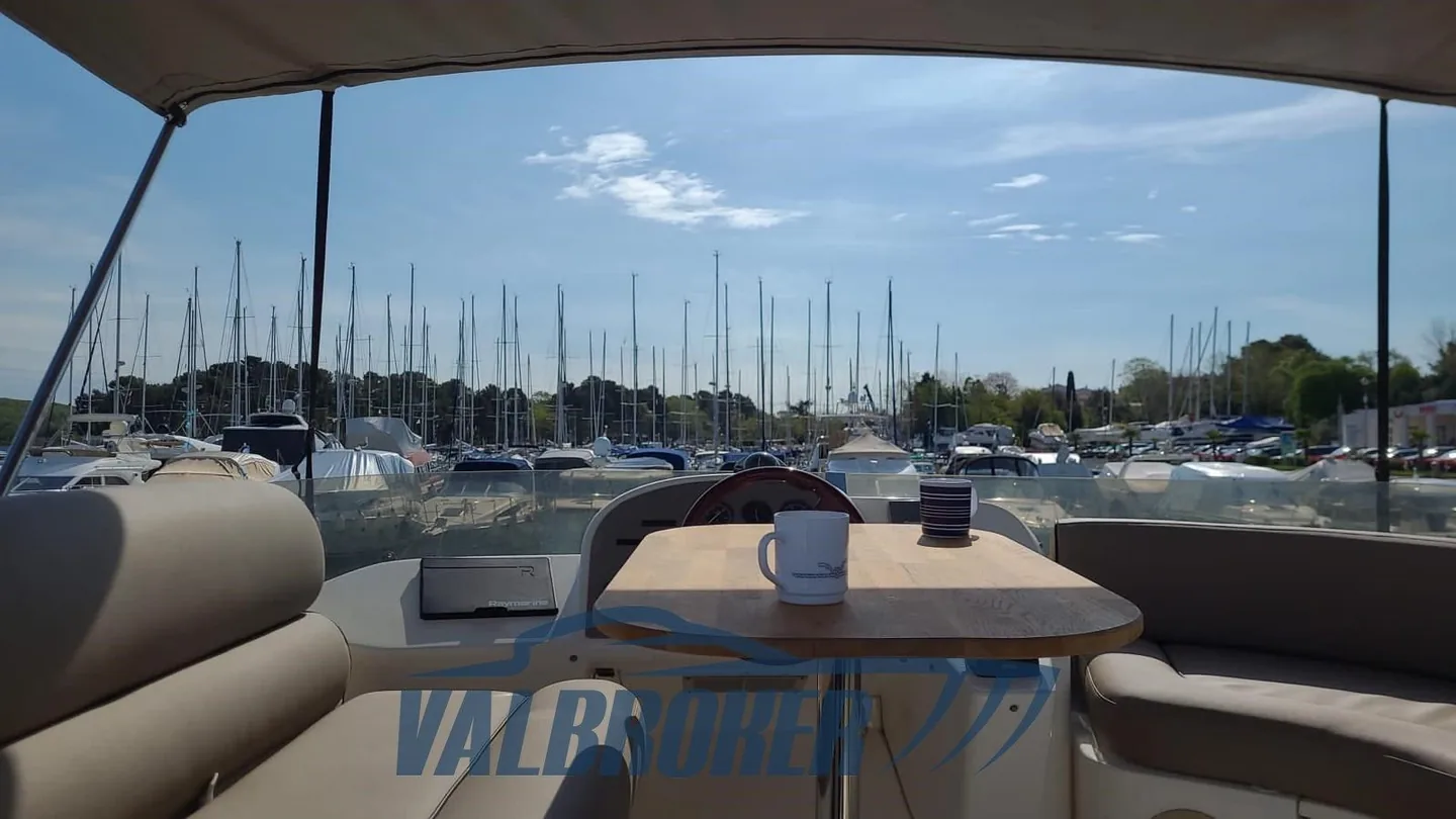 Cockpit und Flybridge-Aufgang der Sealine F 37 aus dem 2004er Angebot
