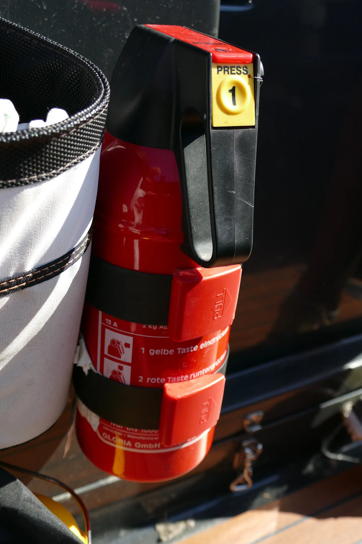 Roter Feuerlöscher an der Schottwand eines Ausflugsboots im Hafen von Kopenhagen