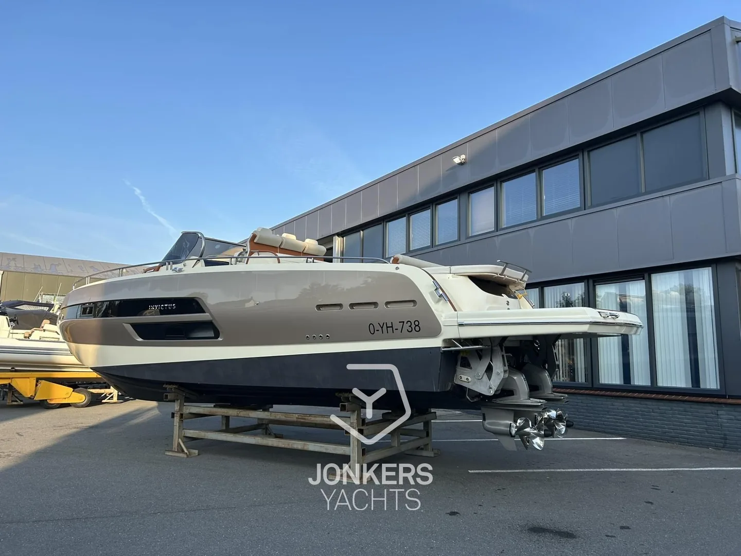 Außenansicht der Invictus GT370 im Batoo-Inserat 2024
