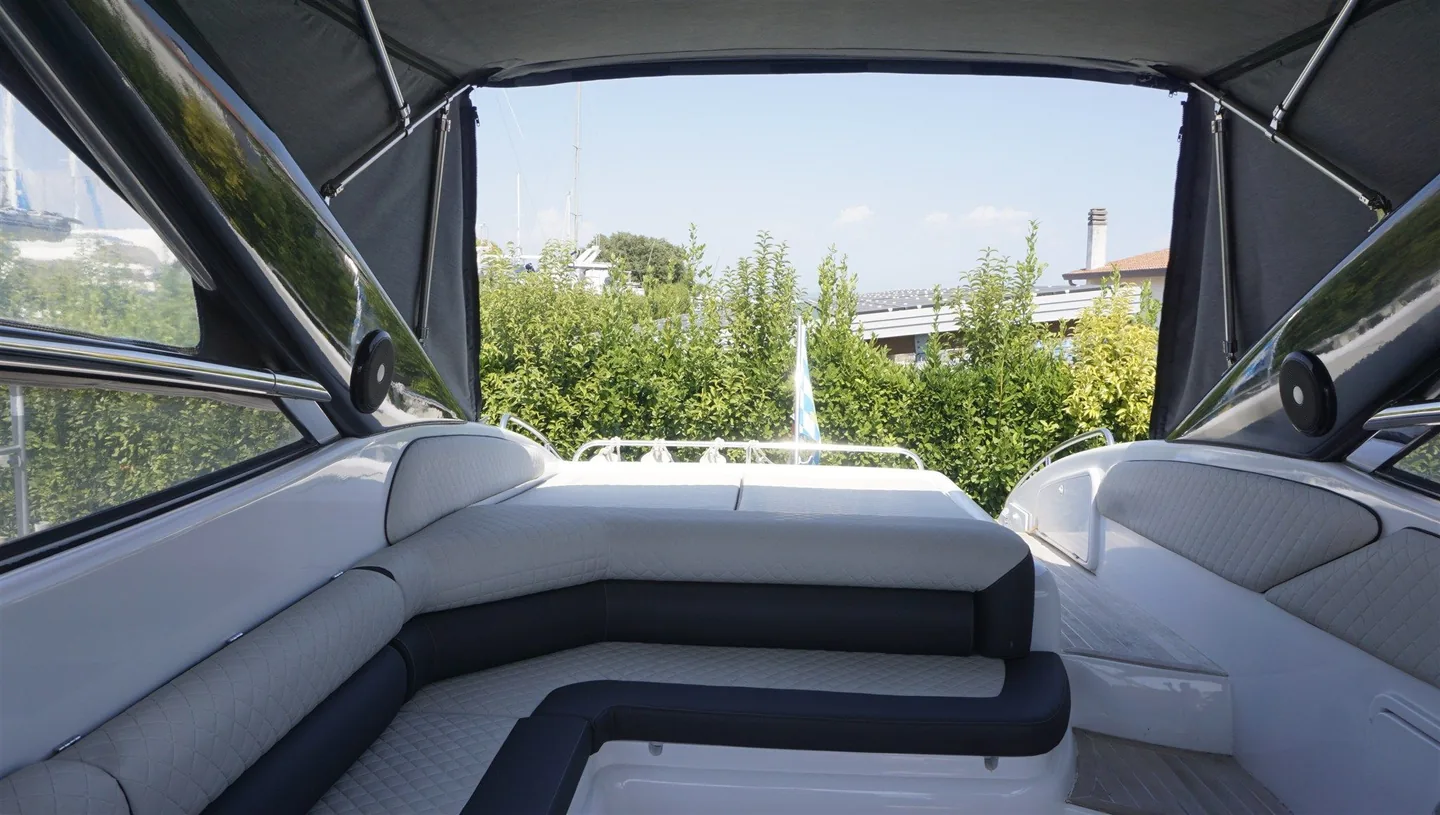 Seitenansicht der festgemachten Sunseeker Superhawk 48