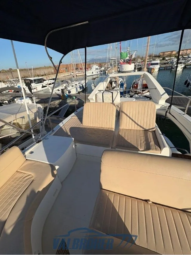 Heckansicht einer Sealine F 37, Einzelboot aus dem 2007er Angebot