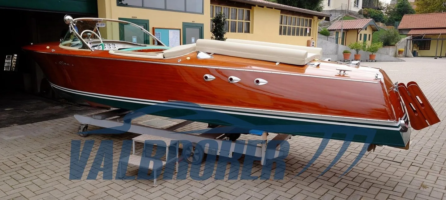 Mahagonibug einer Riva Ariston im Detail