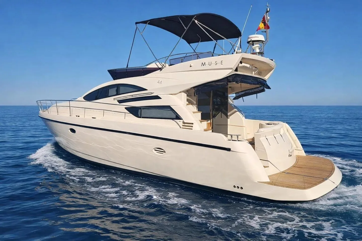 Flybridge et superstructure du Rodman Muse 44