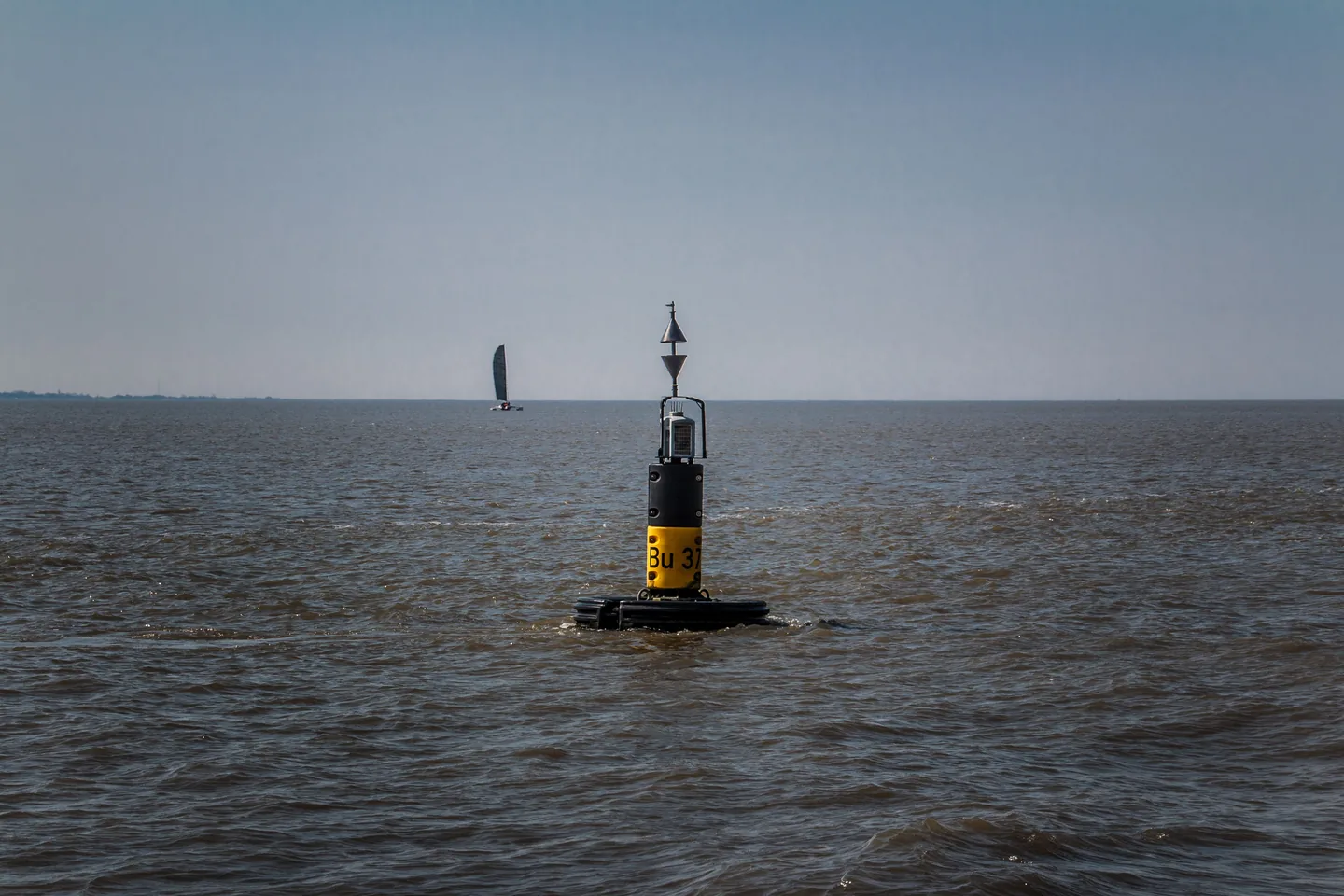 Schwarz-gelbe Nordkardinaltonne vor Bremerhaven