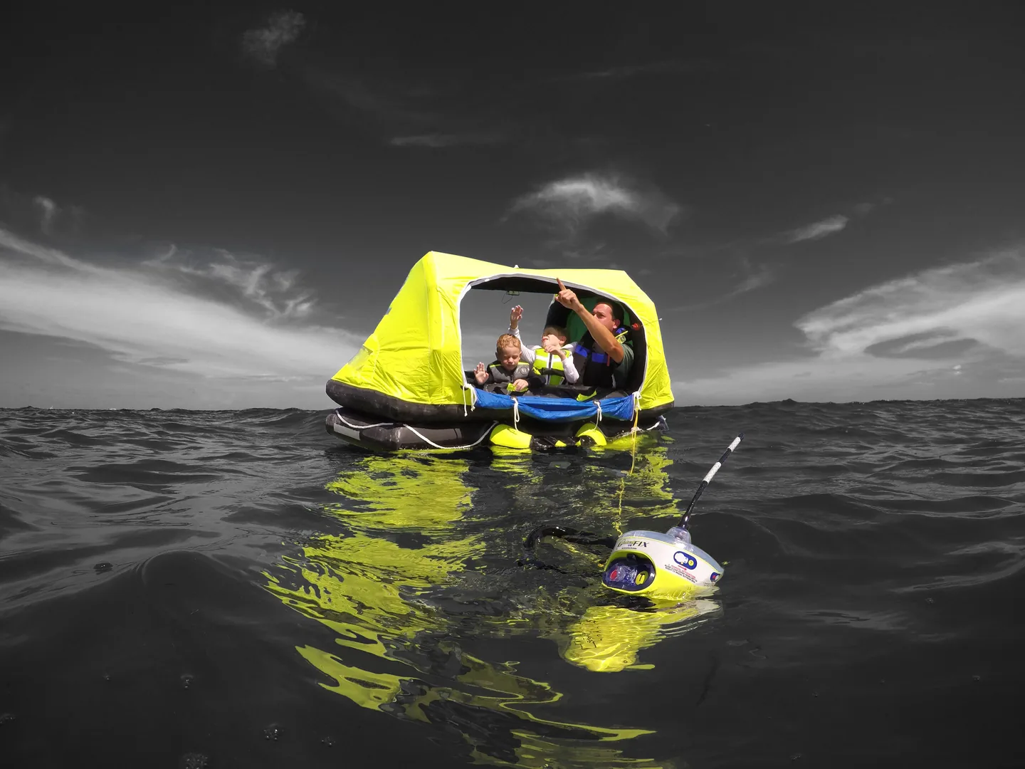 Gelbe EPIRB schwimmt bei einer Vorführung im Wasser