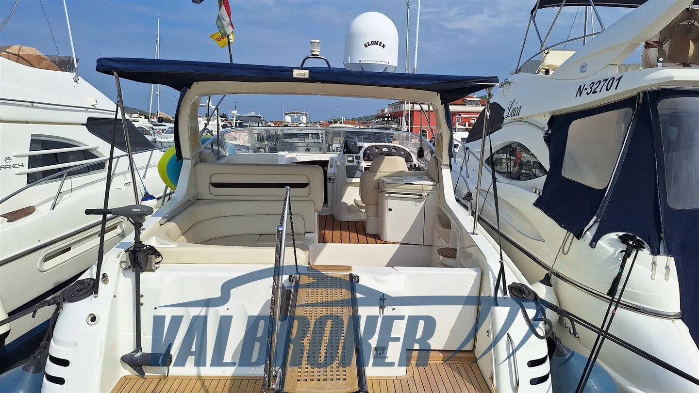 Cockpit der Cranchi Smeraldo 37 von der Badeplattform gesehen