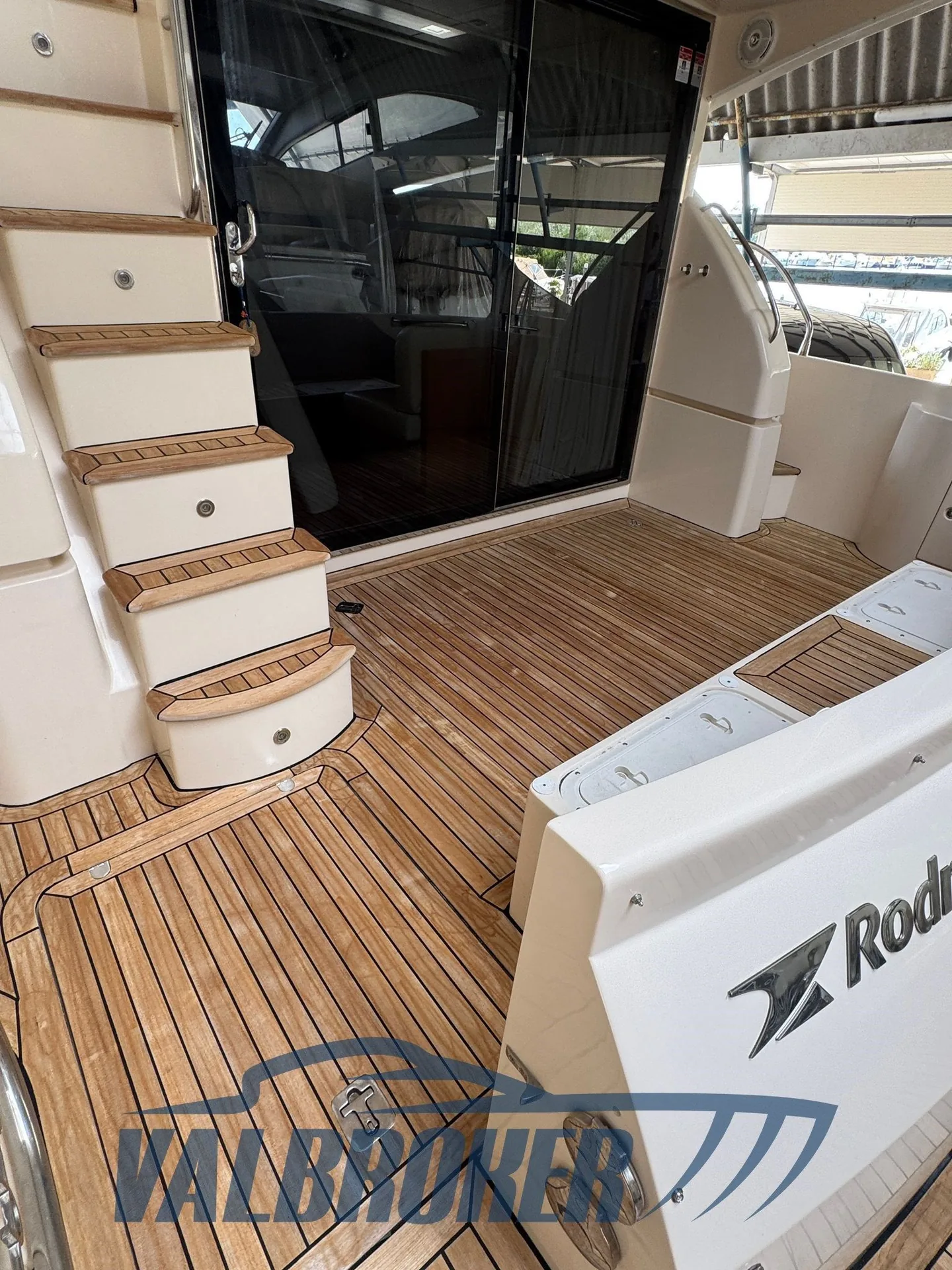 Vue plongeante des espaces extérieurs d’un Rodman Muse 44
