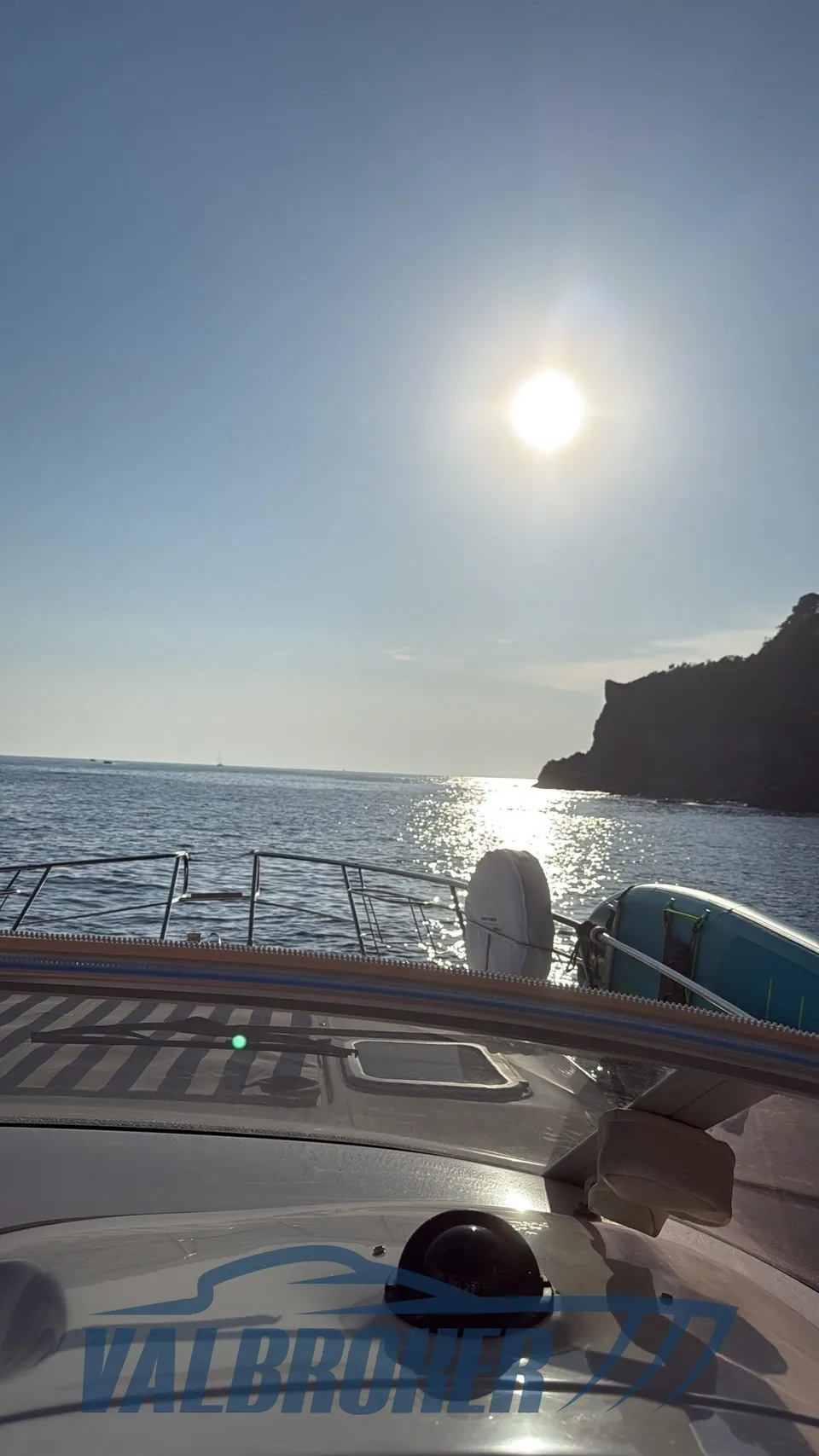 Blick aus dem Cockpit einer Cranchi Smeraldo 37 bei Sonnenuntergang aufs Meer