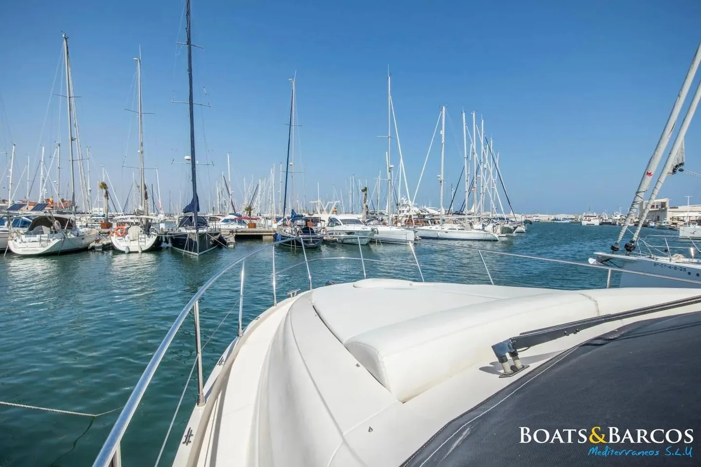 Proue et superstructure d’un Rodman Muse 44