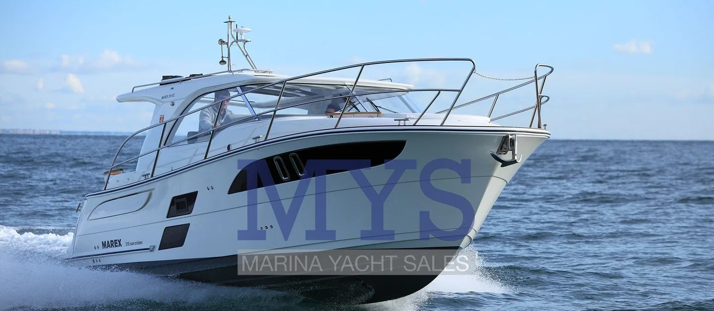 Marex 310 Sun Cruiser in Fahrt aus vorderer Dreiviertelansicht