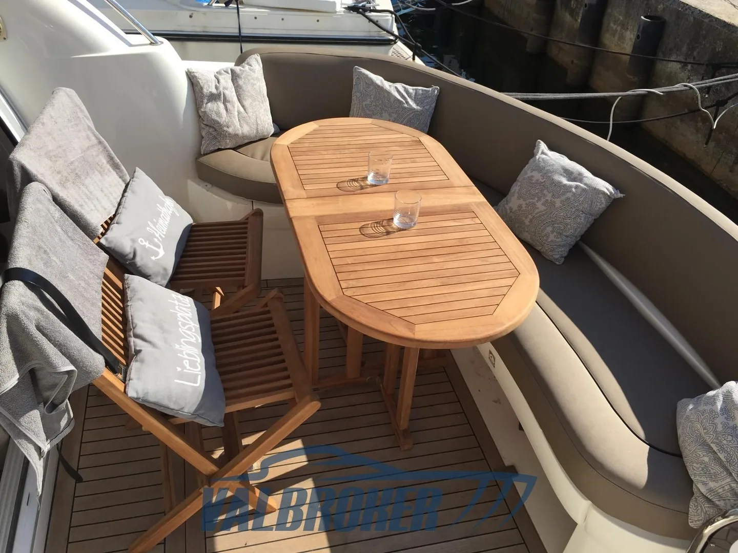 Die Sealine F 37 aus dem 2004er Angebot im Wasser