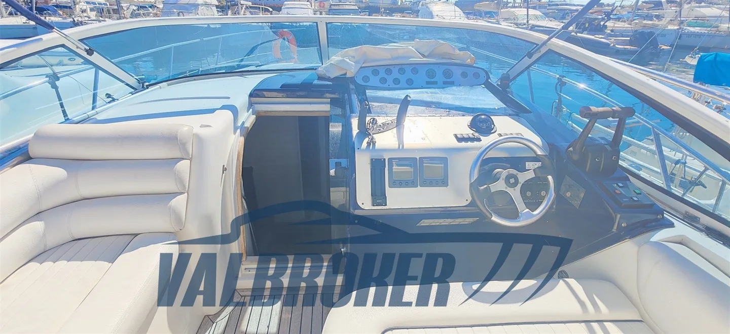Sealine S 34 en navigation vu de profil