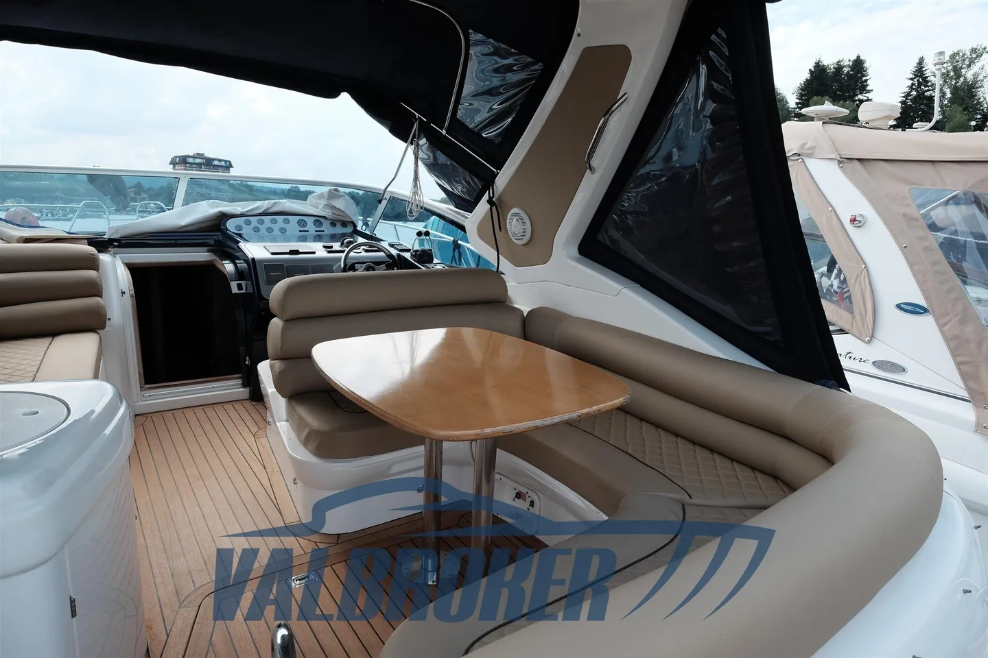 Vue arrière d’un Sealine S 34