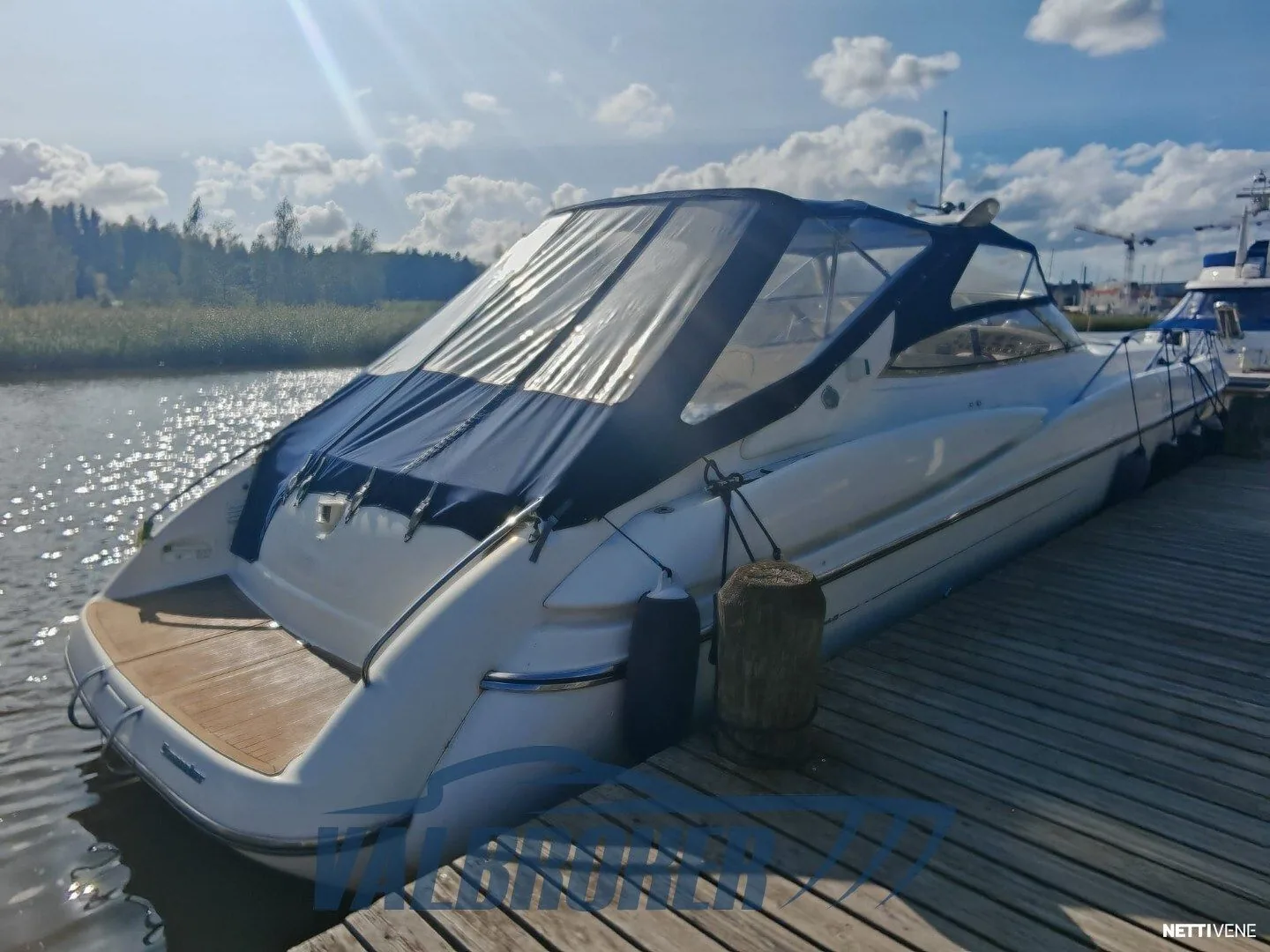 Sunseeker Superhawk 48 in Fahrt aus Dreiviertelansicht