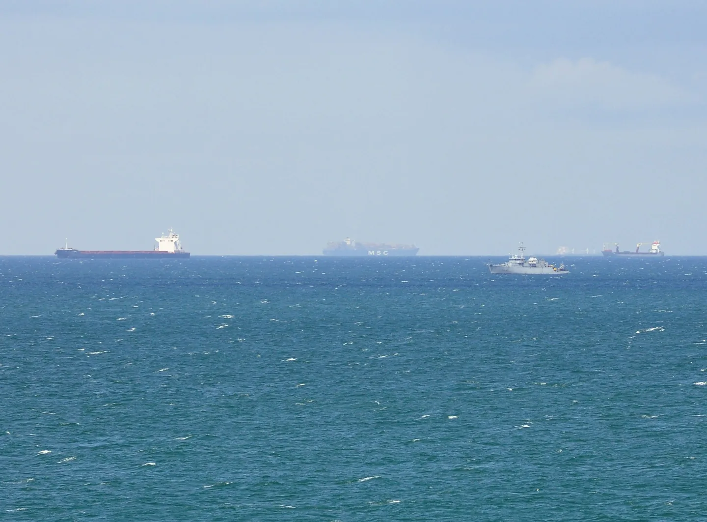 Handelsschiffe in der Straße von Dover von Calais aus gesehen