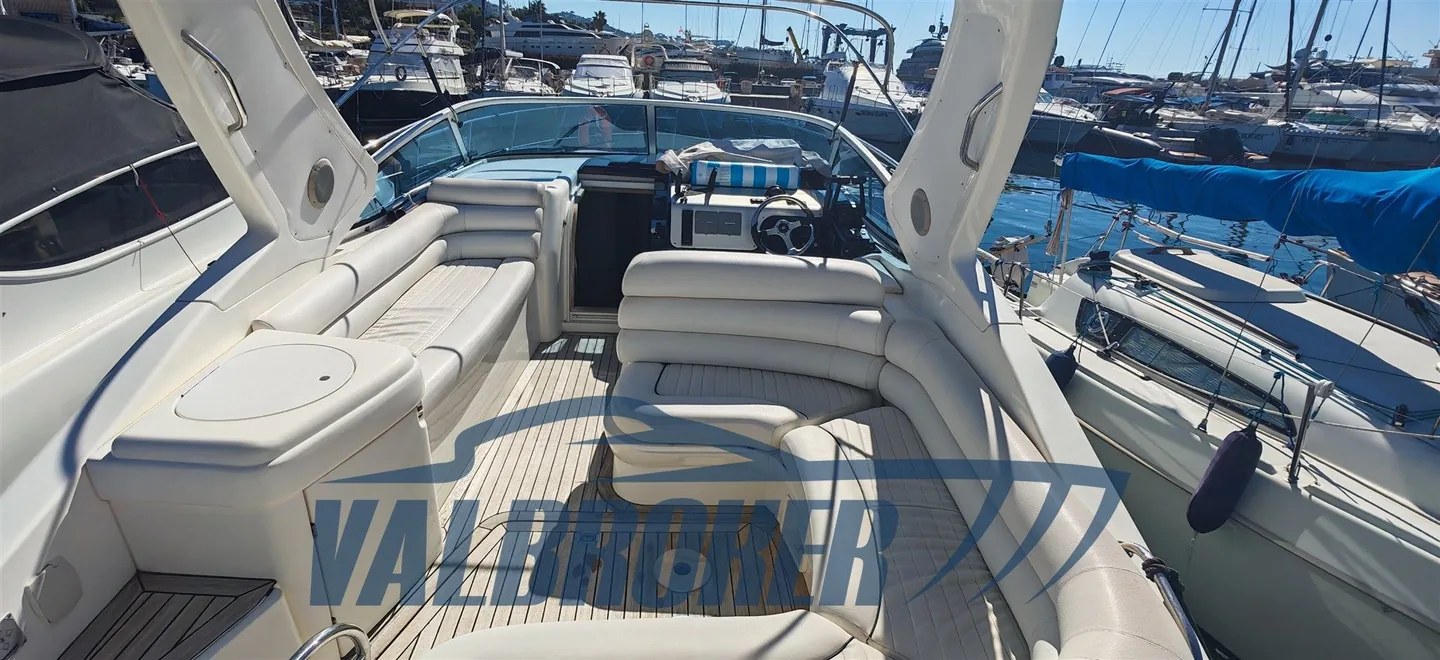 Sealine S 34 amarré vu de l’extérieur