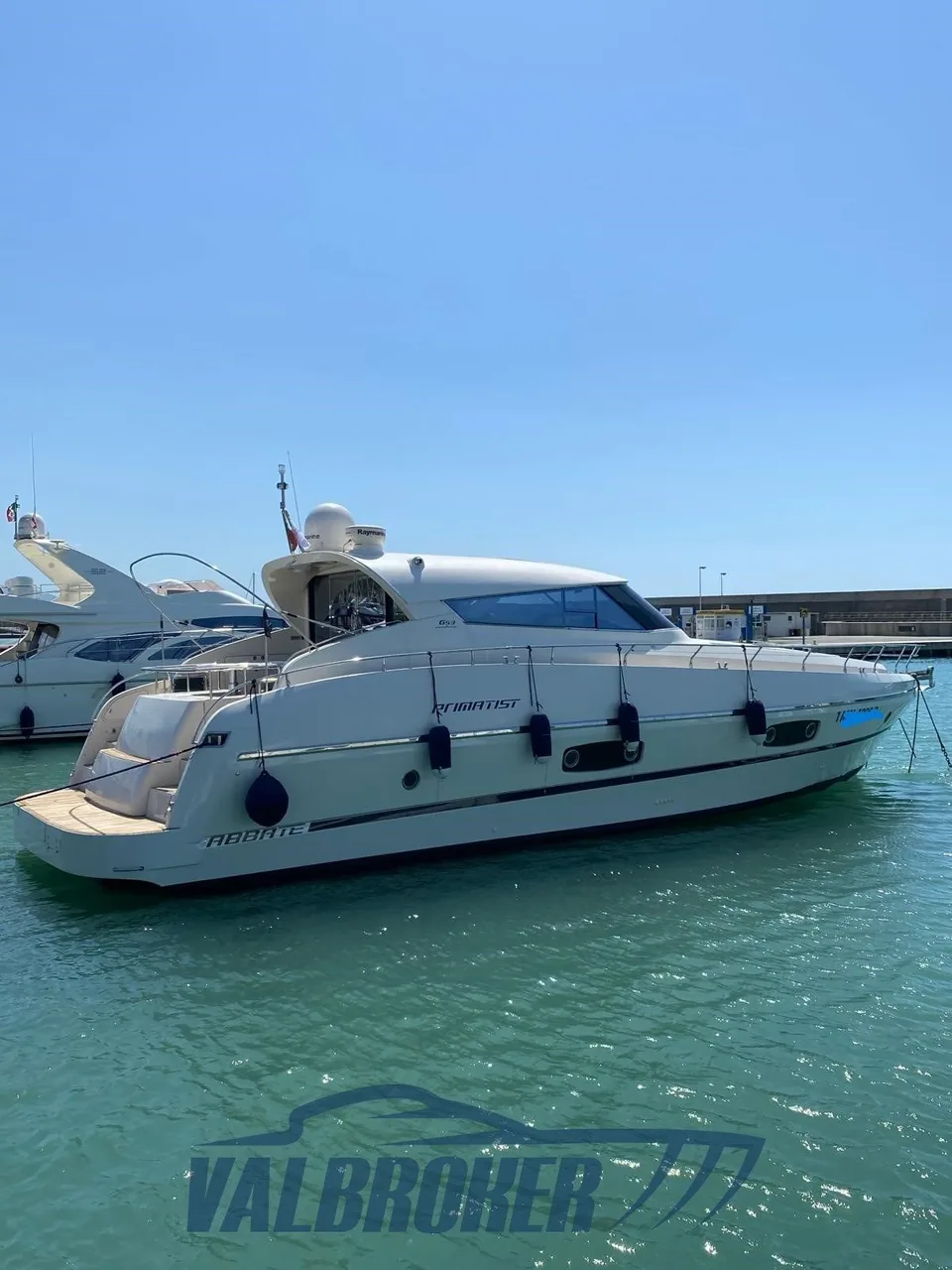 Rumpfseite und Heckbereich der Primatist G 53 im Hafen