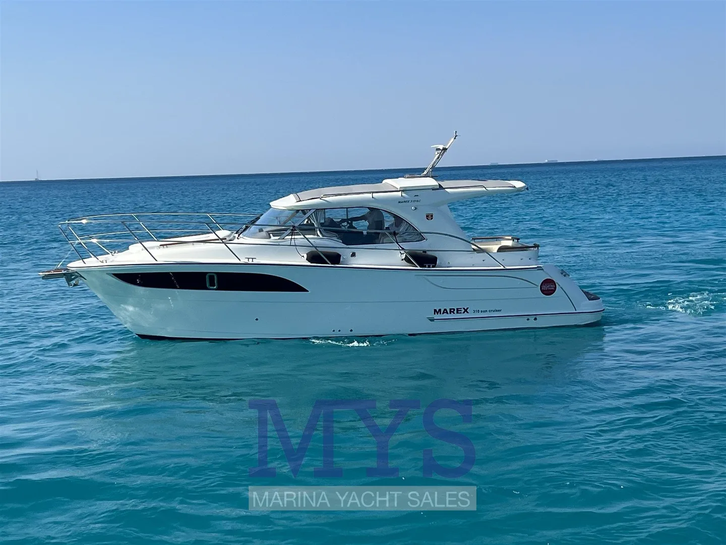 Profil der Marex 310 Sun Cruiser mit sichtbarem Dach und Heckplattform