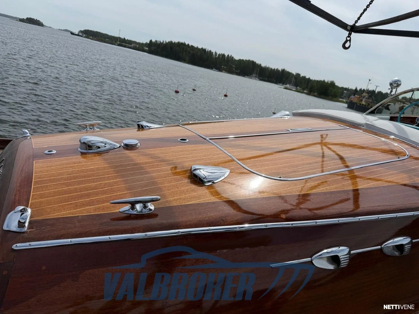 Cockpit und Mahagonideck einer Riva Ariston