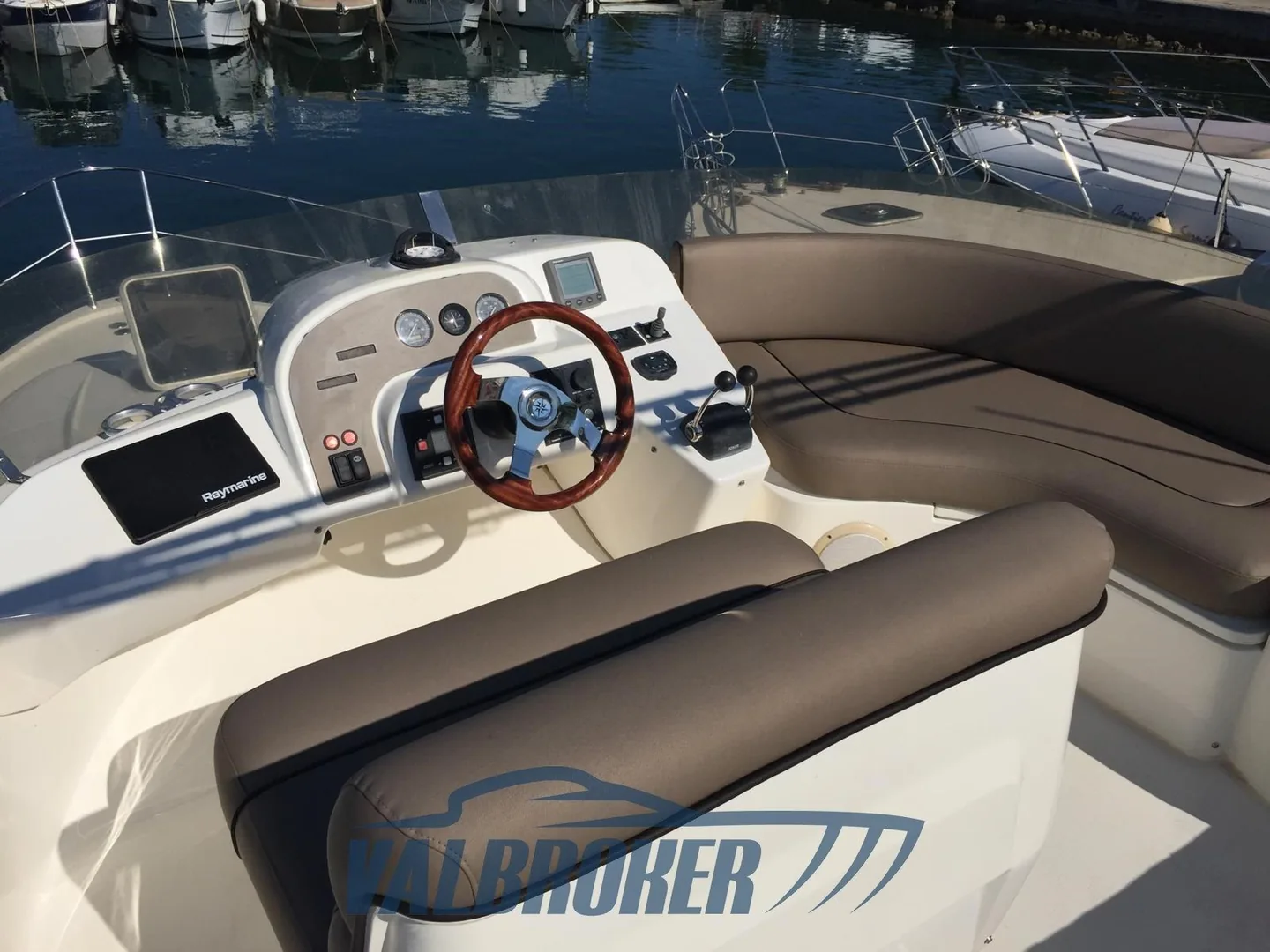 Seitenansicht der Sealine F 37 im Wasser, Konfiguration des 2004er Angebots