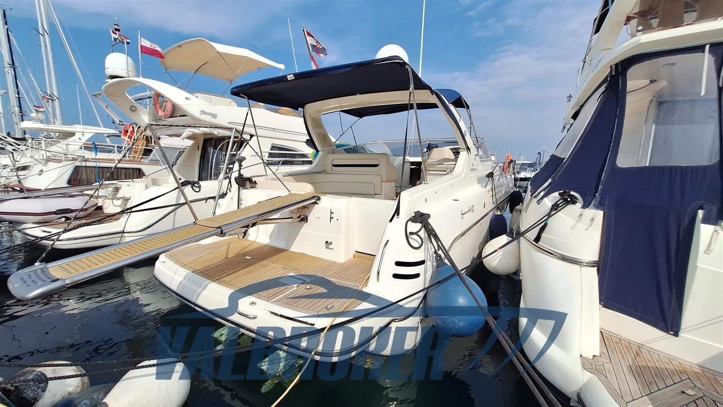 Offenes Cockpit und Badeplattform einer Cranchi Smeraldo 37 im Hafen