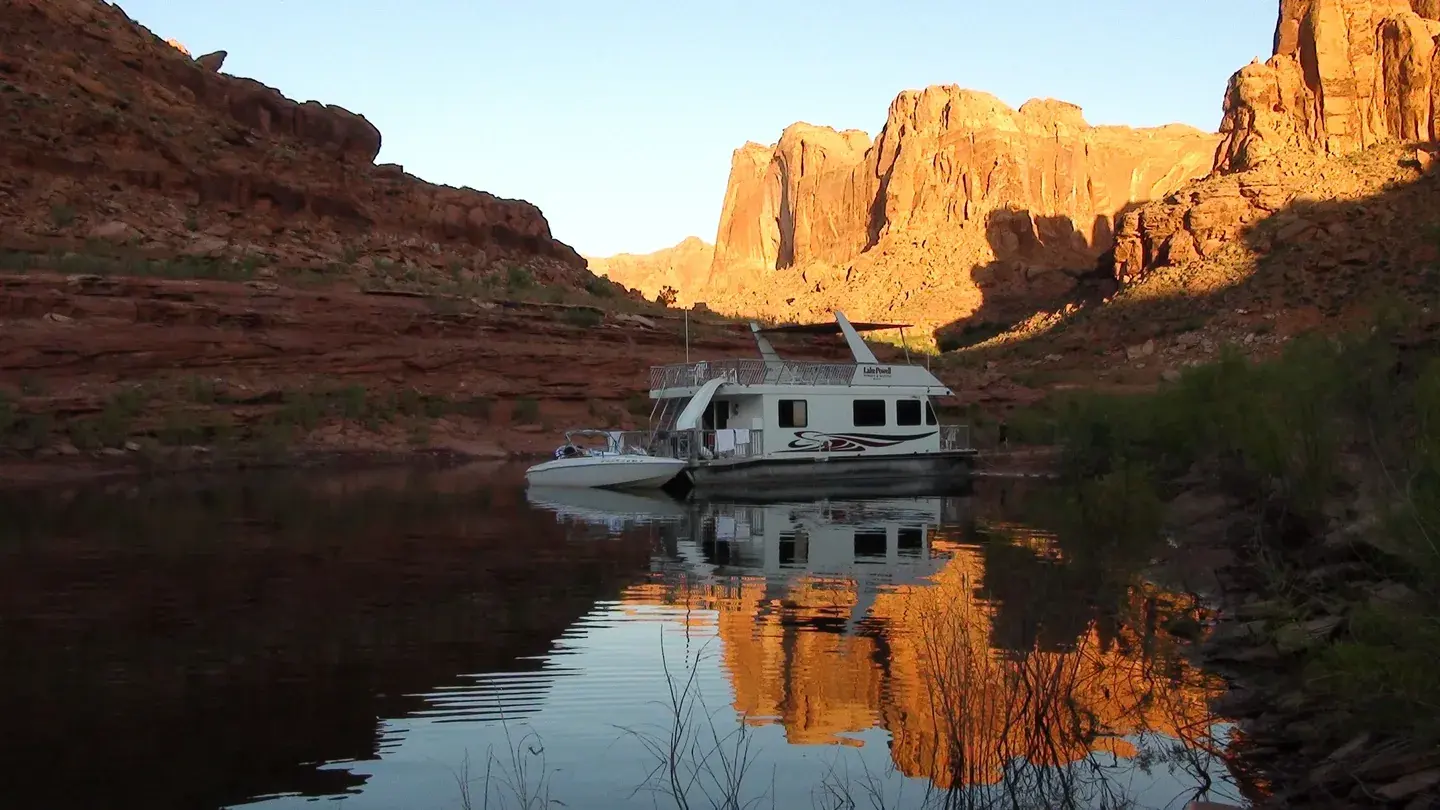 Motorisiertes Hausboot in Fahrt auf dem Lake Powell