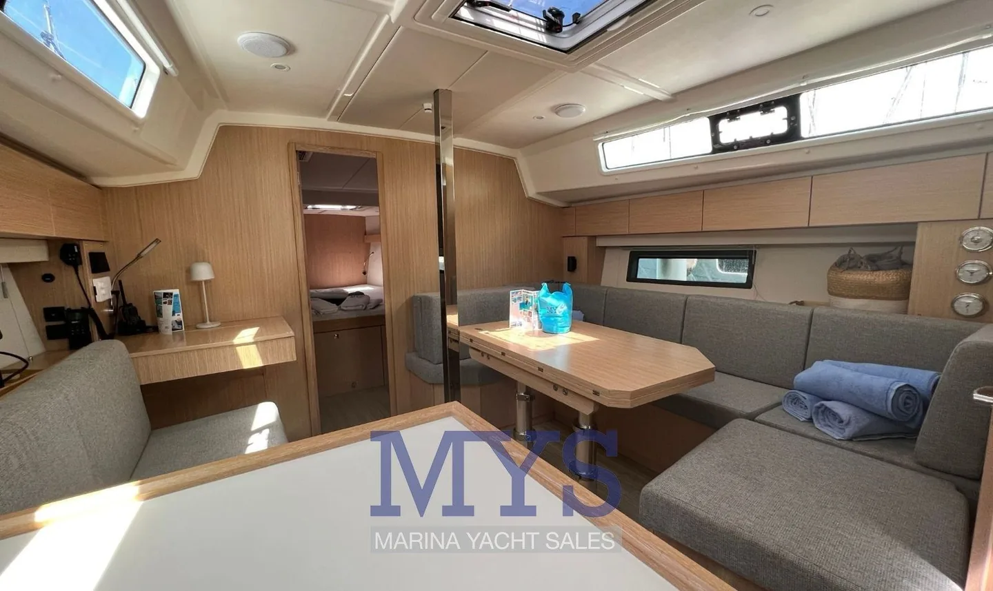 Salon der Bavaria C42 mit Mitteltisch, Sitzgruppen und Navigationsecke