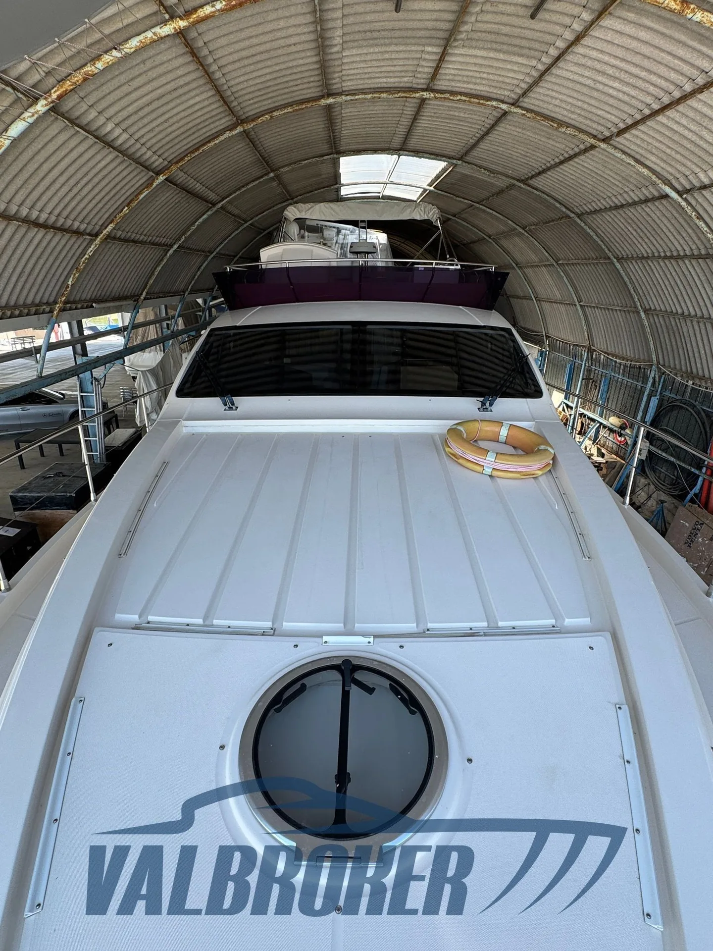 Rodman Muse 44 amarré vu de l’extérieur