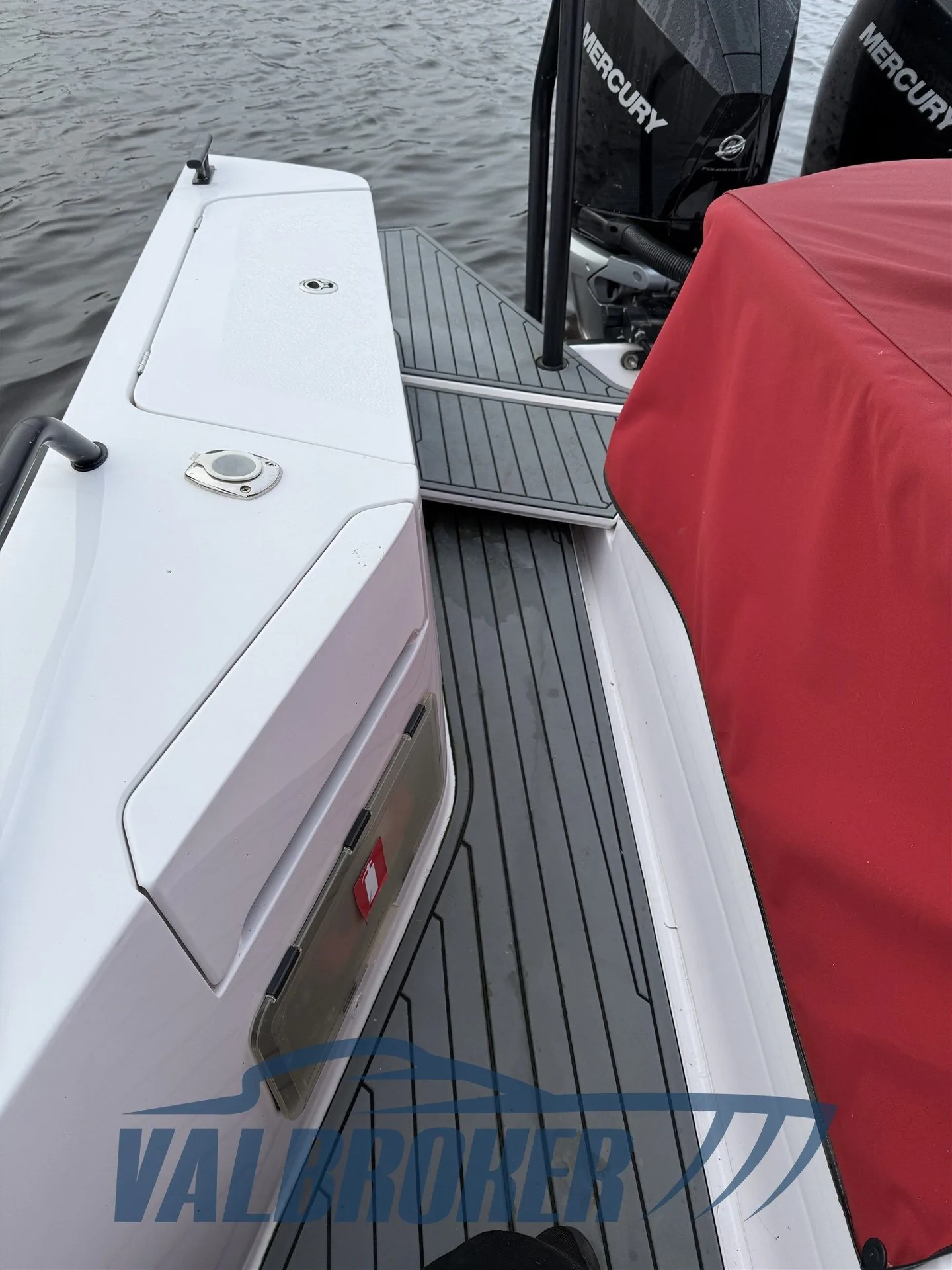 Passage arrière et plateforme près des deux hors-bord de l’Axopar 37 XC