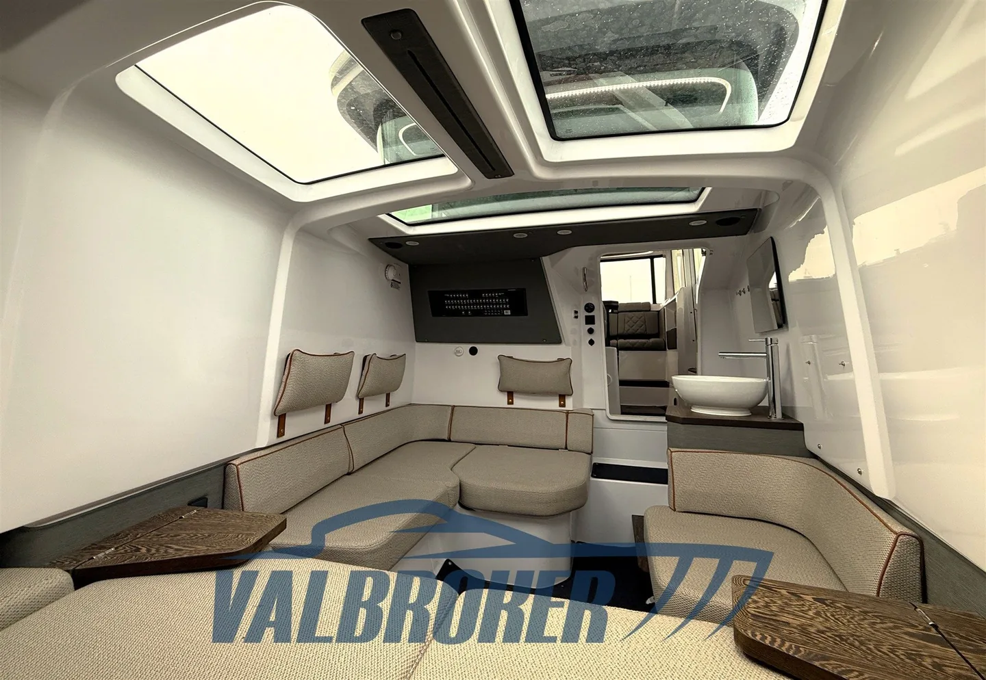 Cabine avant Axopar 37 XC avec banquettes, table et lavabo