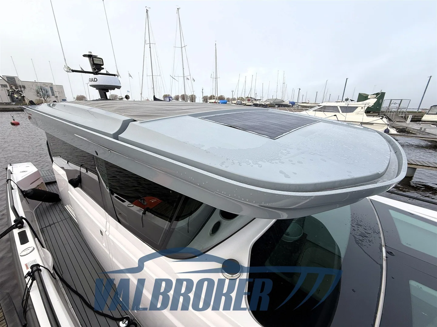 Toit de timonerie de l’Axopar 37 XC avec panneau et antenne radar