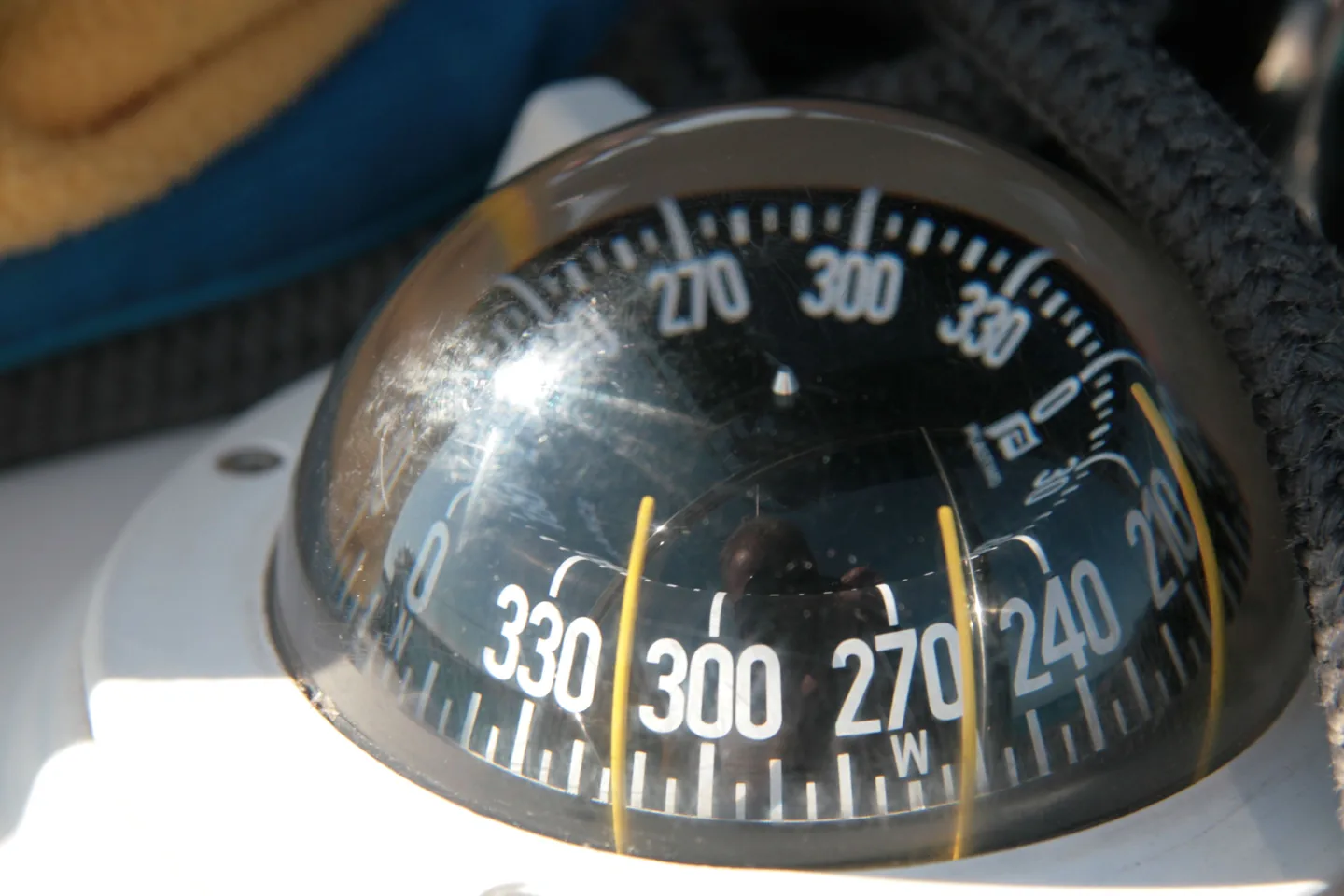 Compas magnétique installé à la barre d’un voilier