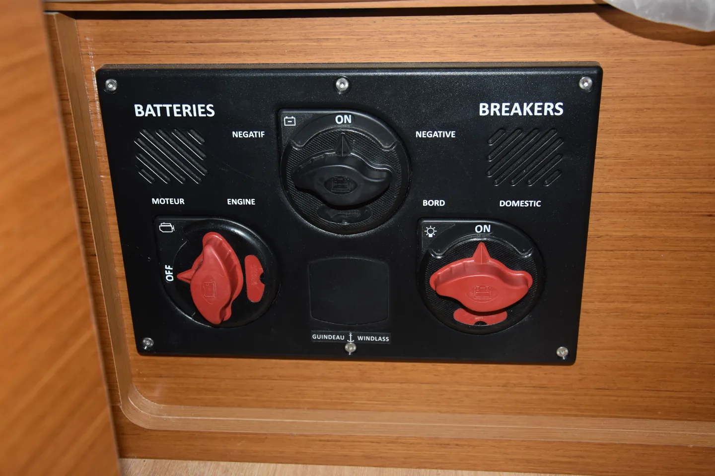 Deux coupe-batteries principaux installés à bord d’un voilier