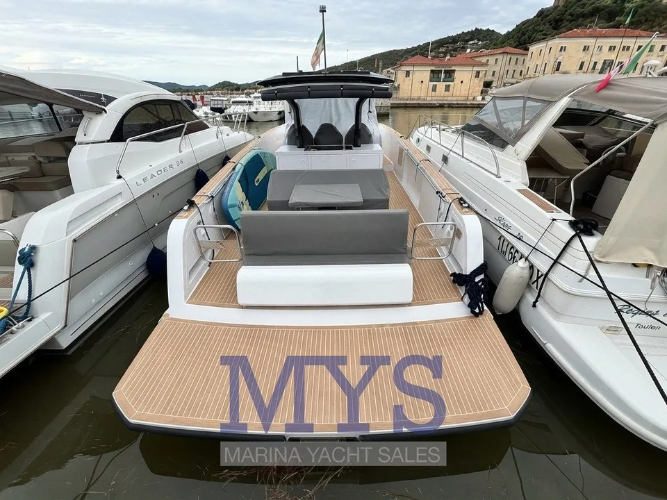 Cockpit et plateforme arrière d’un Pardo 38 amarré, avec passavants, banquettes et T-top visibles