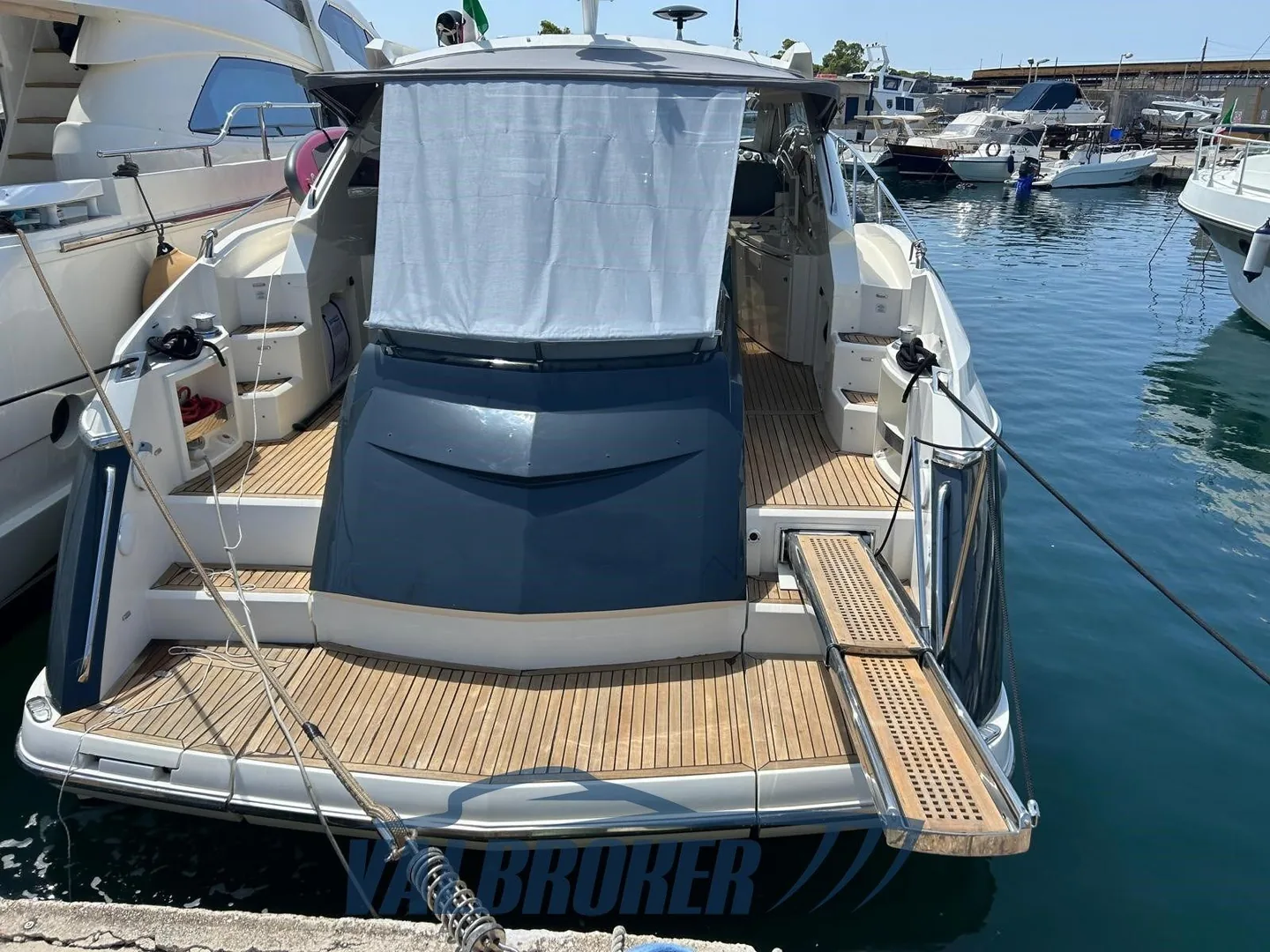 Absolute 56 à hard-top en navigation vu de trois quarts