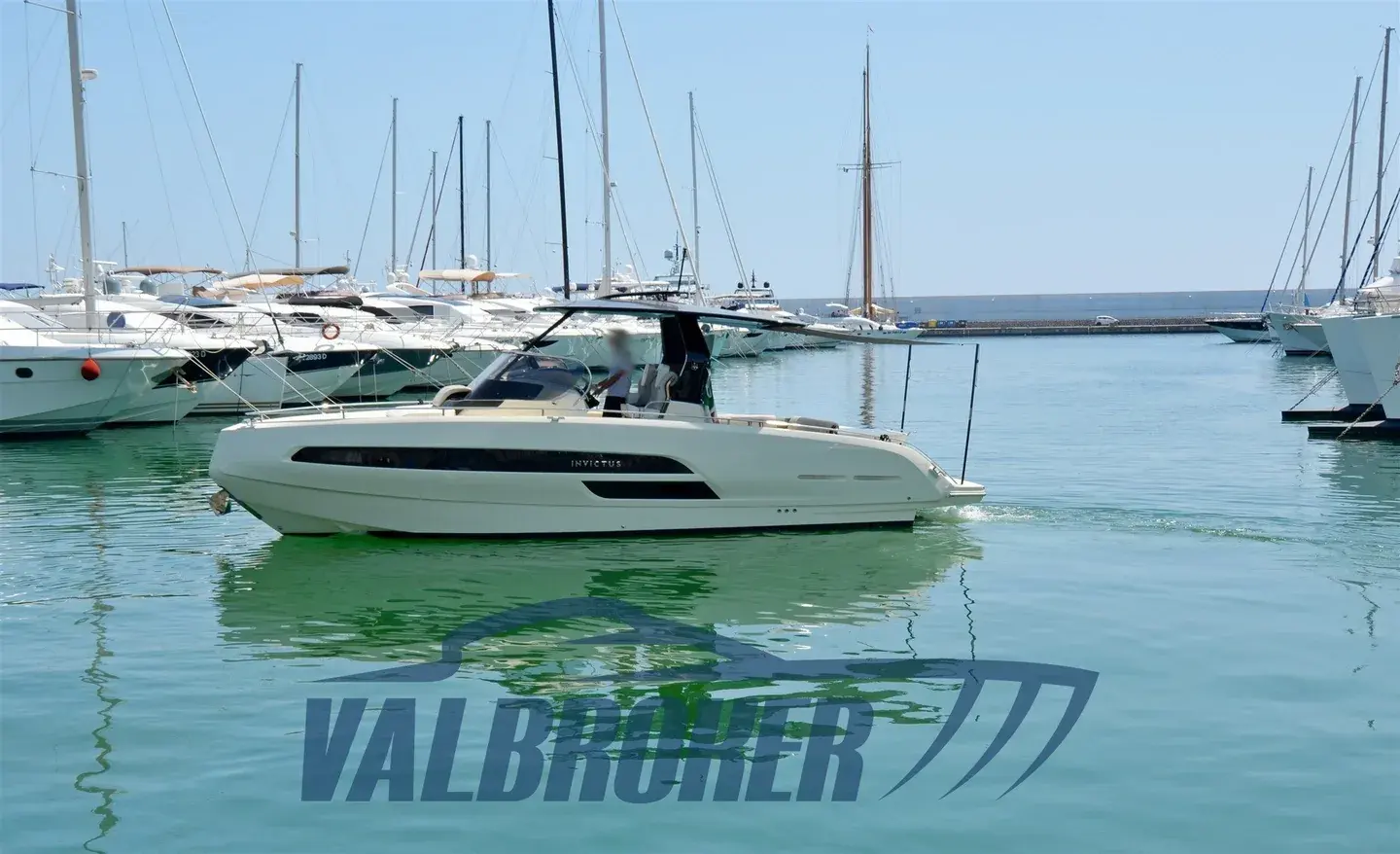 Invictus GT320 vue trois-quarts arrière sur l’eau