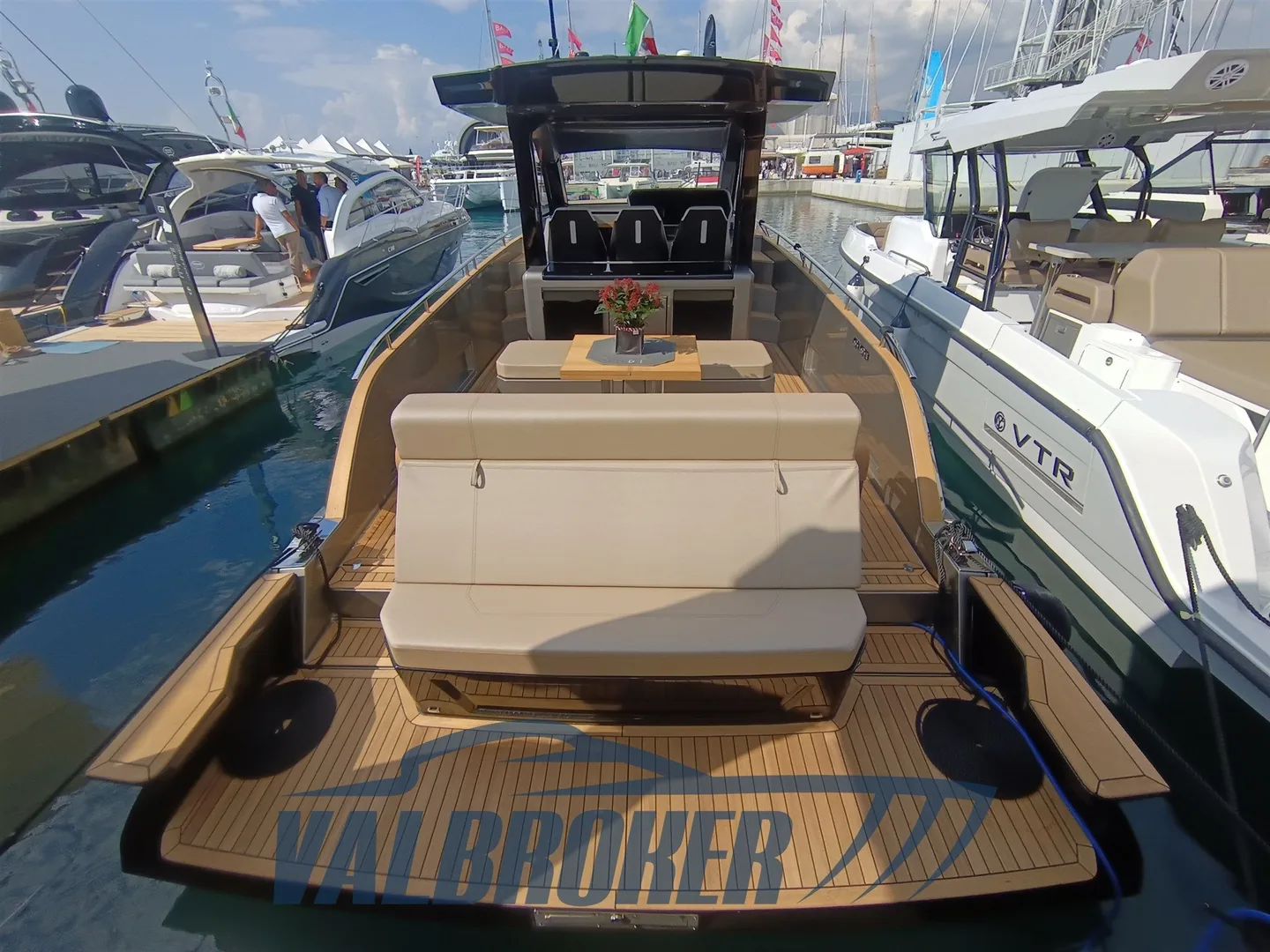 Òndia 36 Carbon Sport T-Top vue de trois quarts sur l’eau